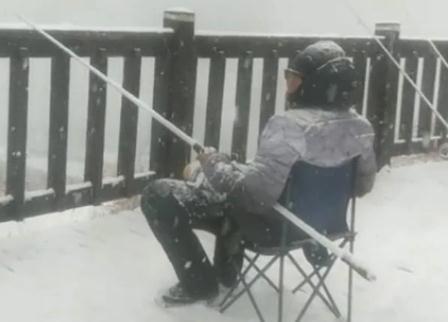 工業皮帶廠家：大連一男子頂著大雪釣魚